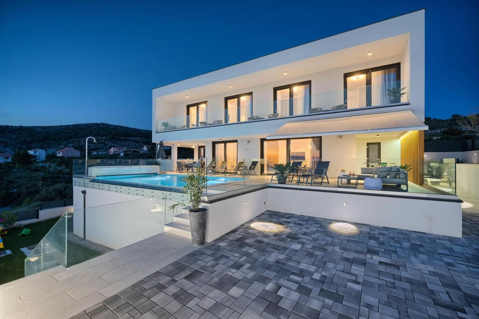 Villa Larissa — Wohnen und Küche